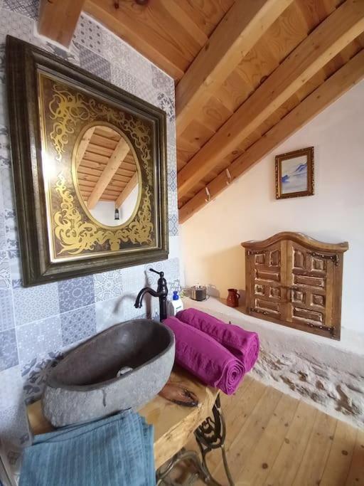 Casita Con Encanto: Tranquil Sierra Madrid Retreat with Wi-Fi Villavieja del Lozoya Exterior photo